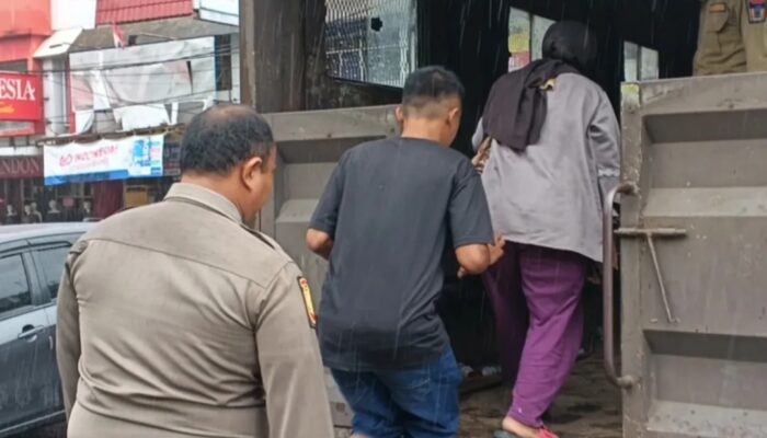 Pasangan Keluarga dari Jakarta Diduga Tertipu di Padang Terlantar
