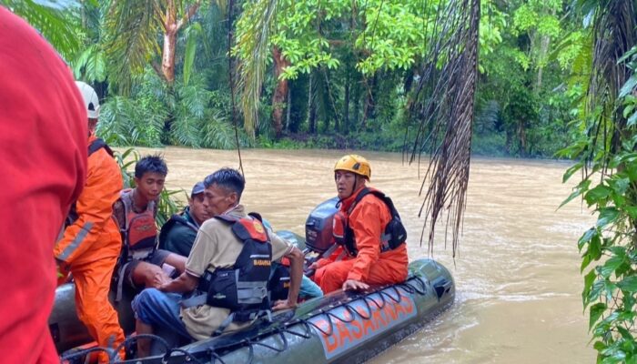 10 Warga Terjebak di Ladang Akibat Sungai Meluap di Agam Selamat