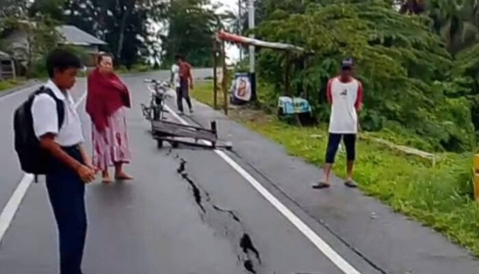 Hujan Deras Sebabkan Jalan Amblas di Teluk Bayur Padang