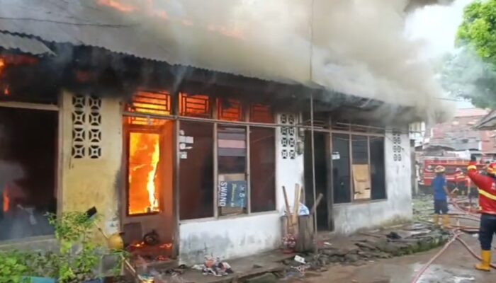 Kebakaran Hanguskan Empat Rumah Kontrakan di Alang Laweh