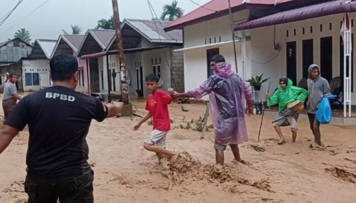 Air Meluap di Batu Busuk Puluhan Kepala Keluarga Di Evakuasi