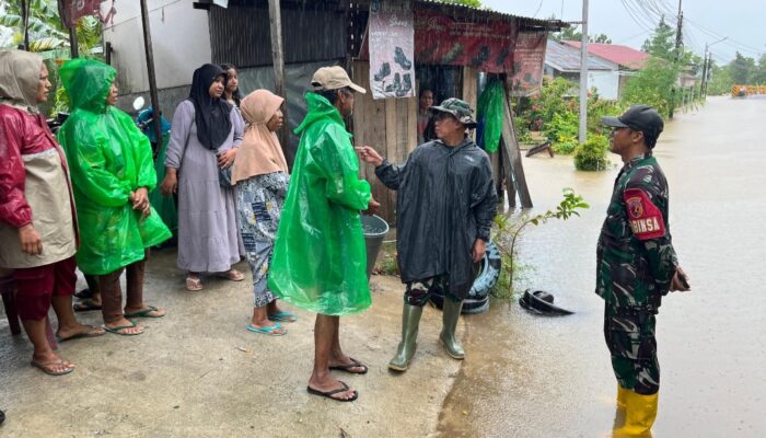 Danrem 032/Wbr Tinjau Lokasi Banjir di Padang, Lihat Logistik Tersalurkan