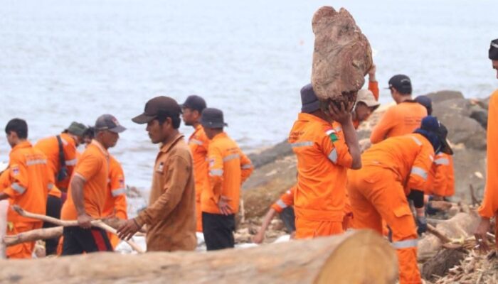 Tumpukan Sampah Bencana di Padang Capai 3.327 Ton, DLH Targetkan Selesai 9 Hari