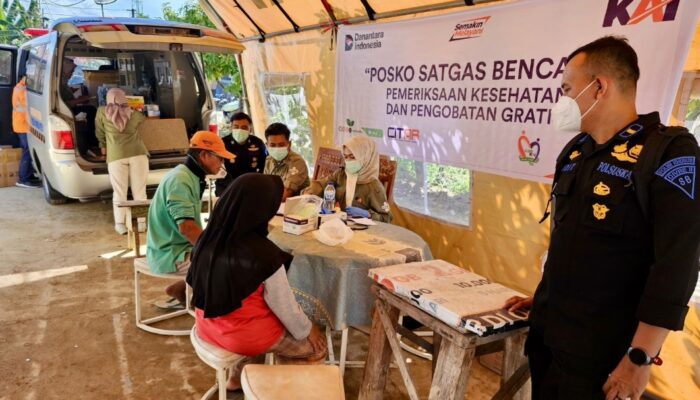 KAI Sumbar Buka Posko Kesehatan Gratis Warga Terdampak Banjir di Padang