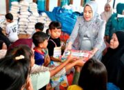 Ketua Dekranasda Padang Bawa Keceriaan Anak- Anak di Posko Bencana Guo