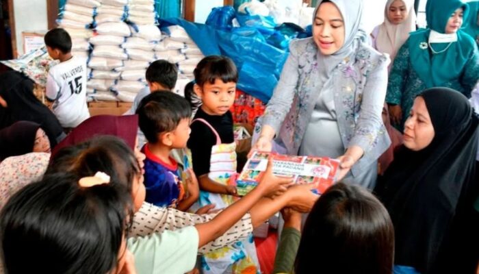Ketua Dekranasda Padang Bawa Keceriaan Anak- Anak di Posko Bencana Guo