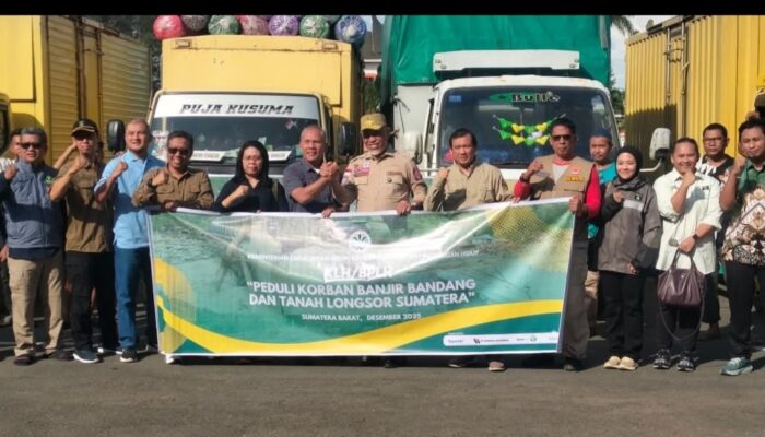 KLHK Salurkan 23 Ton Bantuan ke Sumbar, Mahyeldi: Seluruh Indonesia Membantu Kita