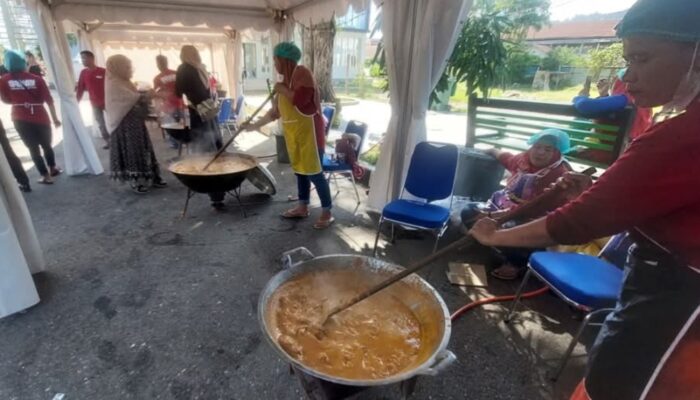 Dinas Pariwisata Padang Masak Rendang untuk Korban Banjir
