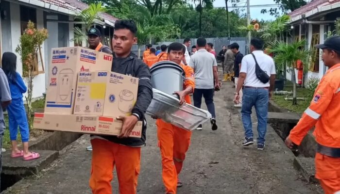 Satpol PP Padang Kerahkan Armada untuk Relokasi Warga Terdampak Banjir