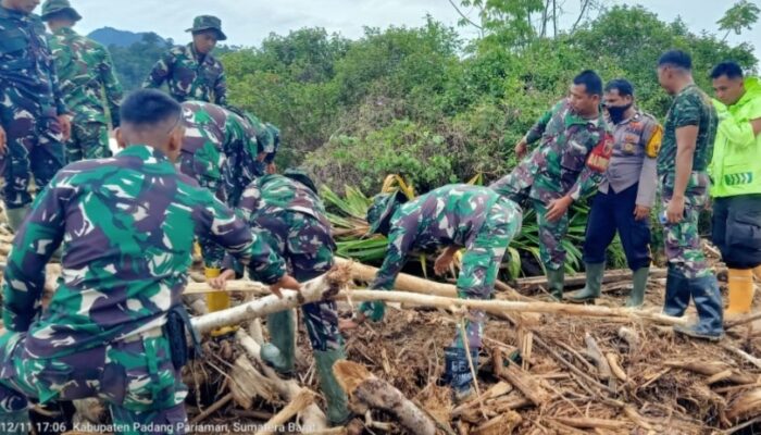 Mayat Perempuan Tanpa Identitas Ditemukan Terseret Banjir Bandang di Lubuk Alung
