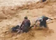 Padang Diguyur Hujan Deras, Belasan Warga Batu Busuk Dievakuasi