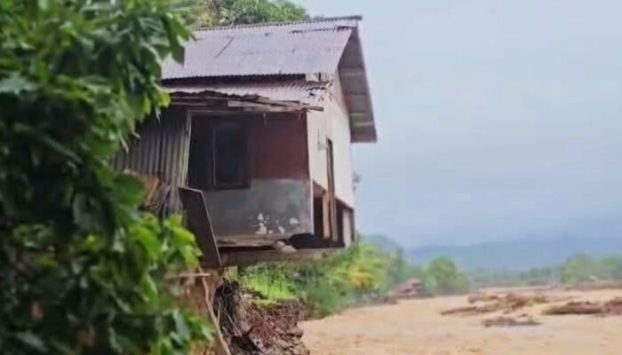 Sebuah Rumah di Bantaran Sungai Lubuk Minturun Tergerus