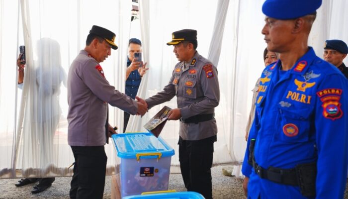 Kapolri Salurkan Bantuan Anggota Terdampak Bencana di Polsek Koto Tangah