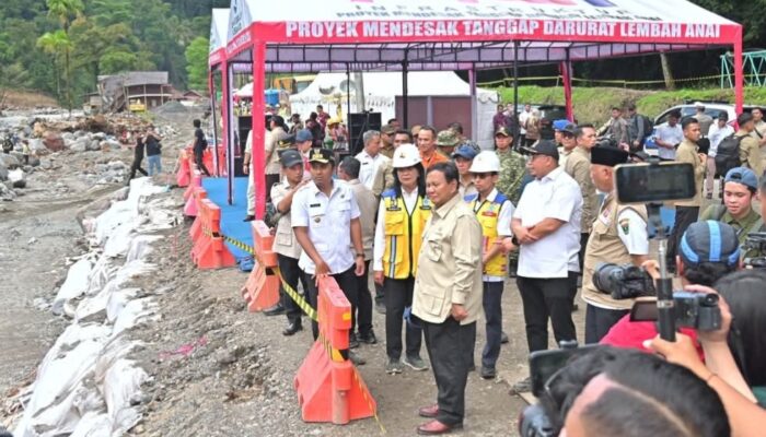Prabowo Tinjau Jalan Nasional Putus di Lembah Anai