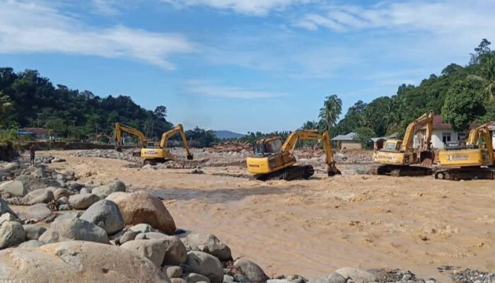 PUPR Kota Padang Berjibaku Normalisasi Sejumlah Batang Air