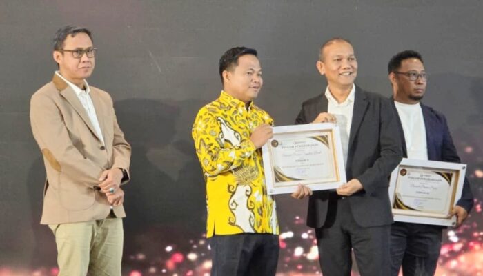 Bawaslu Sumbar Raih Penghargaan Kehumasan Terbaik 2025