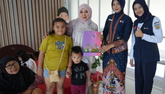 Di Hari Ibu, KAI Sumbar Berbagi Apresiasi untuk Penumpang Perempuan