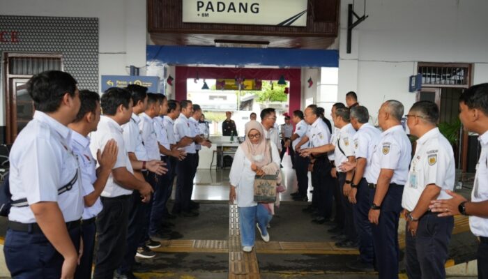 Hari Pertama Operasional, Tempat Duduk KA Rute Padang- Kayutanam (PP) Nyaris Habis