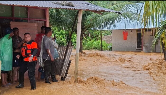 Hujan Guyur Kota Padang, Sungai Meluap Rendam kawasan Rumah Warga