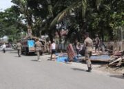 Bangunan Liar di Fasum Cupak Tangah Dibongkar Satpol PP Padang