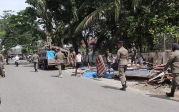 Bangunan Liar di Fasum Cupak Tangah Dibongkar Satpol PP Padang