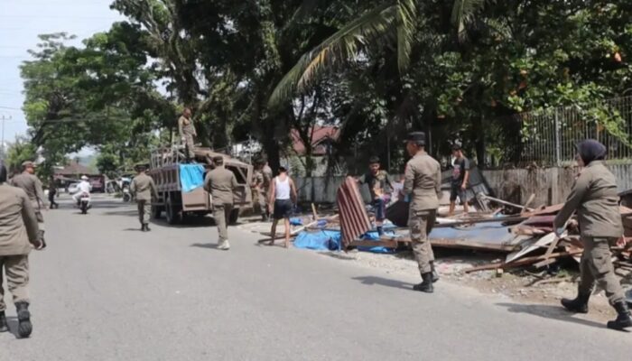Bangunan Liar di Fasum Cupak Tangah Dibongkar Satpol PP Padang