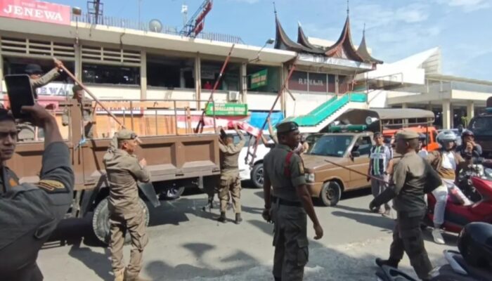 PKL Pasar Raya Padang Manfaatkan Fasum Ditertibkan Satpol PP