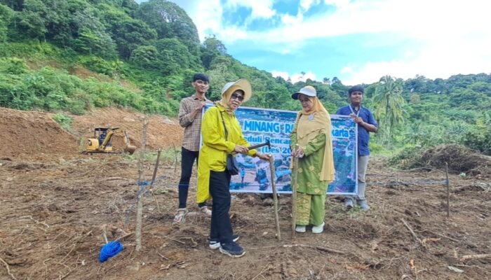 Dua Istri Mantan Gubernur Galang Donatur Bangun Huntara di Batu Busuk