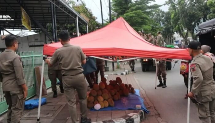Satpol PP Padang Razia PKL Gunakan Fasilitas Umum