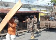 Satpol PP Padang Bongkar Bangunan Liar di Atas Fasum