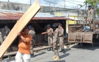 Satpol PP Padang Bongkar Bangunan Liar di Atas Fasum