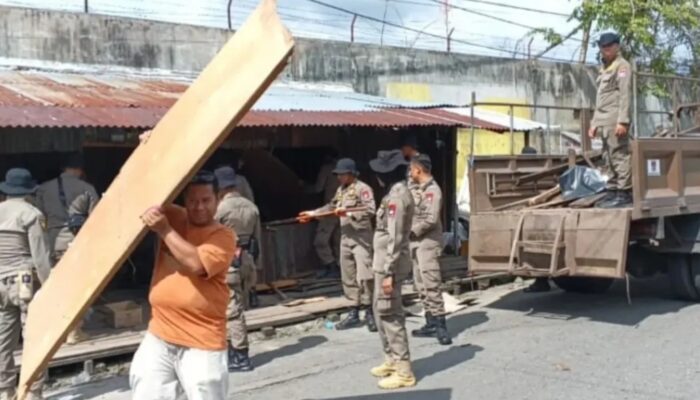 Satpol PP Padang Bongkar Bangunan Liar di Atas Fasum