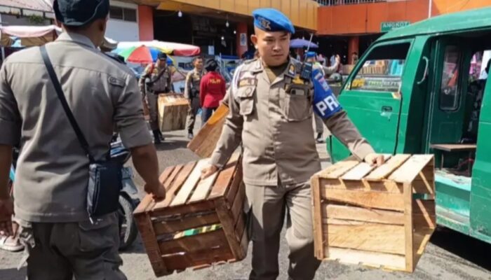 Satpol PP Padang Razia dan Sita Barang Pedagang Kaki Lima