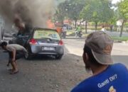 Bawa Empat Jerigen Bensin Mobil Minibus Terbakar di Padang