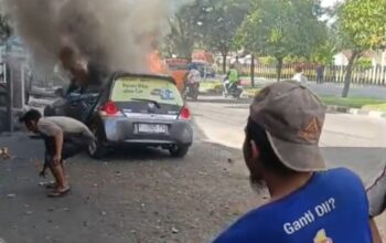 Bawa Empat Jerigen Bensin Mobil Minibus Terbakar di Padang