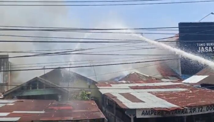 Kebakaran Hanguskan Rumah dan RM Ampera di Padang Timur