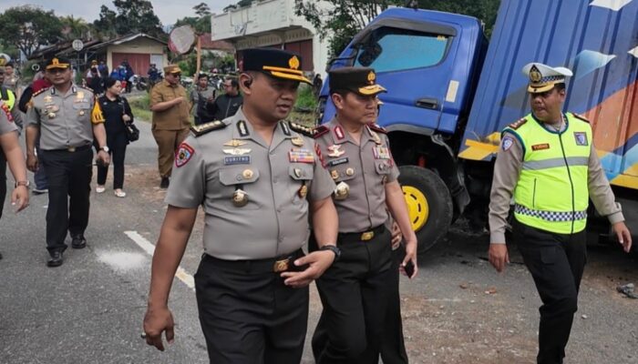 Truk Trailer Diduga Rem Blong di Tanah Datar, Lima Orang Tewas