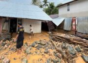 Banjir di Kuranji Padang, Tiga Rumah Warga Rusak dan Satu Lansia Dievakuasi