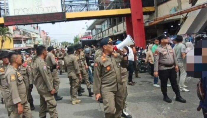Satpol PP Lagi -Lagi Tertibkan Pedagang Pasar Raya Bandel
