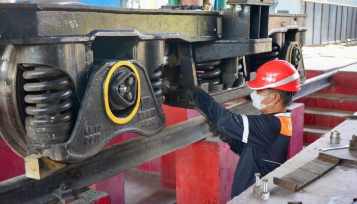 Pastikan Perjalanan Aman Jelang Lebaran, KAI Intensifkan Perawatan