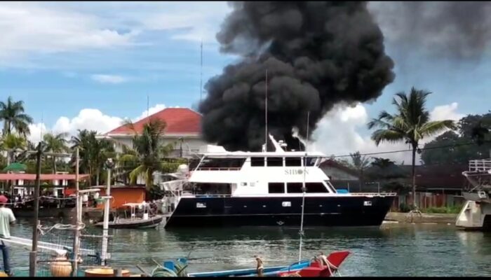 Tiga Speedboat Parkir Terbakar di Batang Arau Padang