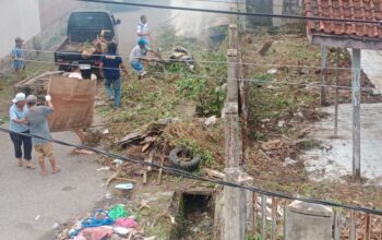 Semarak Sambut Ramadhan, Warga Kampung Guci RW 08 Kompak Goro Bersihkan Lingkungan dan Masjid