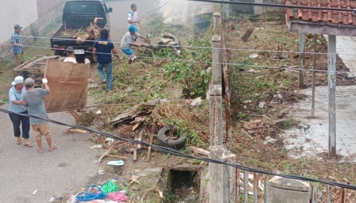 Semarak Sambut Ramadhan, Warga Kampung Guci RW 08 Kompak Goro Bersihkan Lingkungan dan Masjid