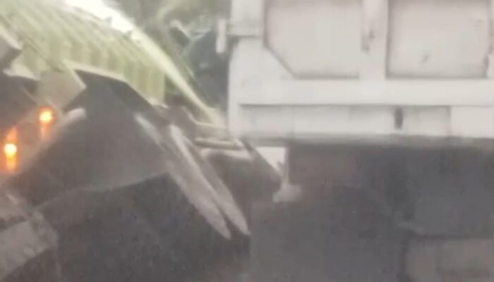 Truk Batu Bara Terguling di Turunan Sitinjau Lauik, Diduga Rem Blong