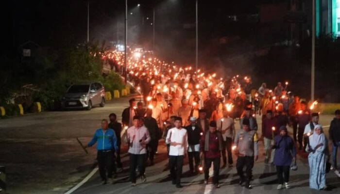Pawai Obor Meriahkan Semarak Ramadan 1447 H di Padang Panjang